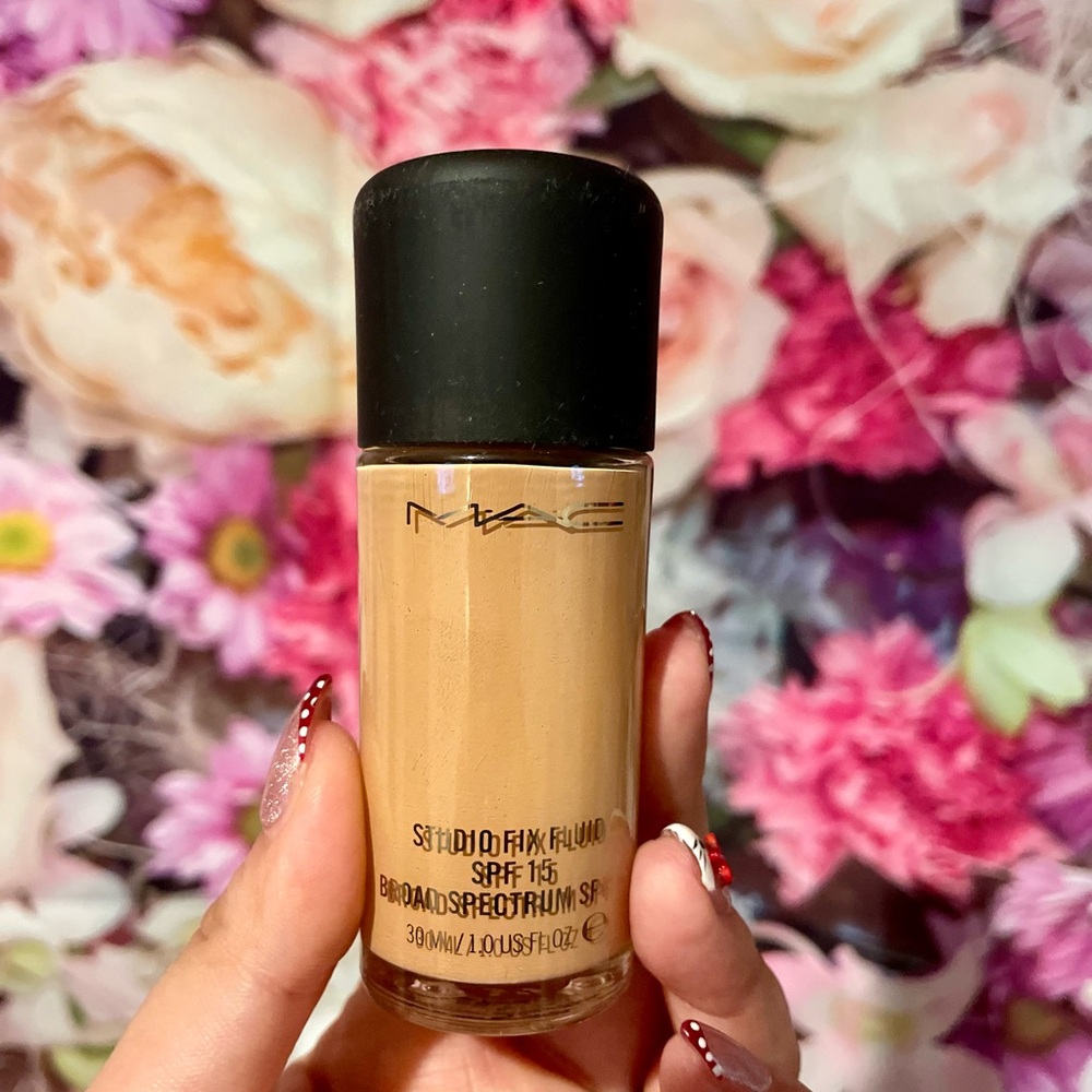 MAC Studio Fix Fluid SPF 15 Liquid Foundation - NW30 - Picture 2 of 4